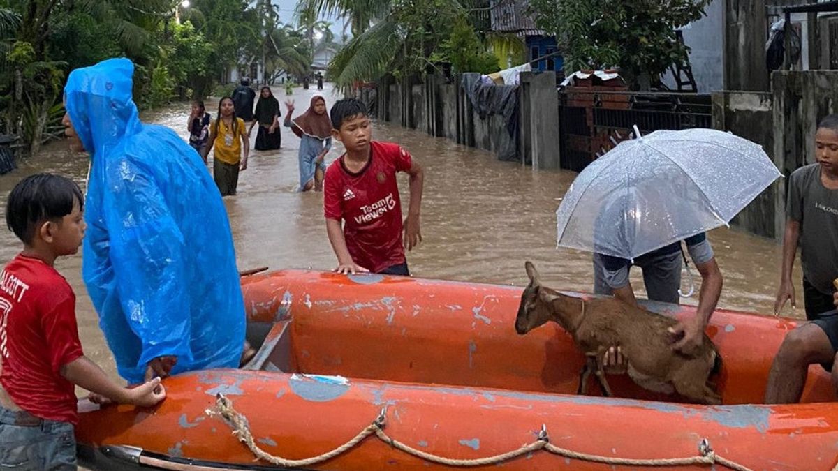 アチェジャヤの2つの地区で1,362人が洪水の影響を受けました