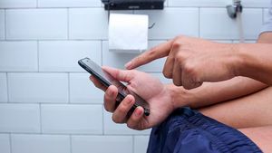 Kebiasaan Main Ponsel di Toilet Bisa Picu Wasir, Studi Ungkap Faktanya