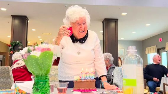 106歳の祖母が長寿の秘密を明かし、毎日それを飲むのが好きだと判明