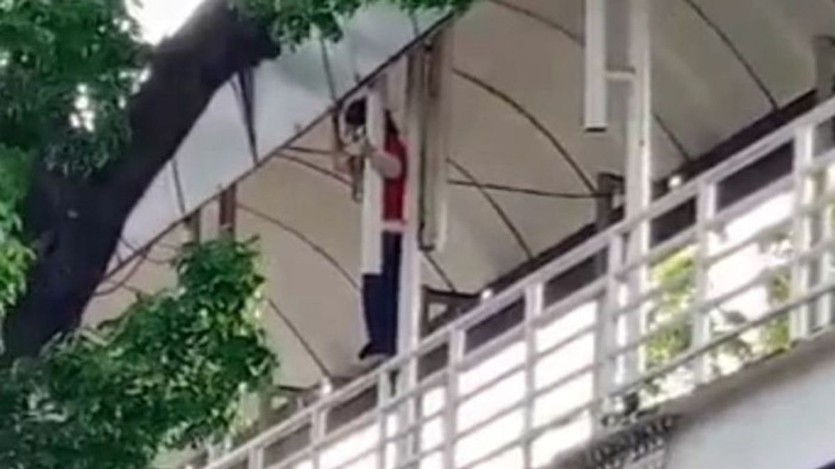 站在日本特许厅的电线杆上，岑卡伦的一名妇女试图自杀