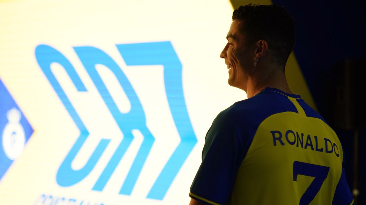 كريستيانو رونالدو لا يستحق منافسة ليونيل ميسي ليصبح أفضل لاعب في FIFA 2022