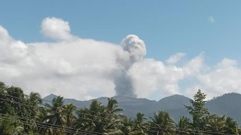 ドゥコノ山噴火噴火火火山灰高1.6キロメートル