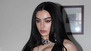 Charli XCX Dikabarkan Segera Rampungkan Album Baru