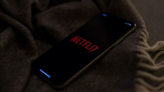 Netflixは、スマートフォンユーザーのためのオフラインダウンロード機能を提供します