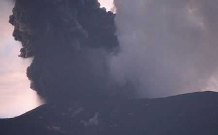 Gunung Marapi Kembali Erupsi Lontarkan Abu Vulkanik Setinggi 600 Meter