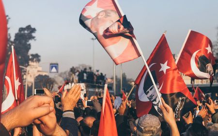 Ekstremis Yunani Panaskan Kontroversi Hagia Sophia dengan Bakar Bendera Turki