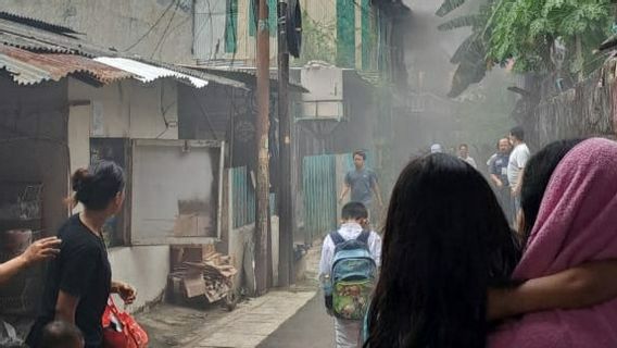 Residents Of Cawang Geger, Black Smoke Appears From Residents' Homes In Densely Populated Settlements