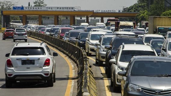 Tens Of Thousands Of Mobile Vehicles From Jakarta Towards Bandung During The Christmas And New Year Holidays