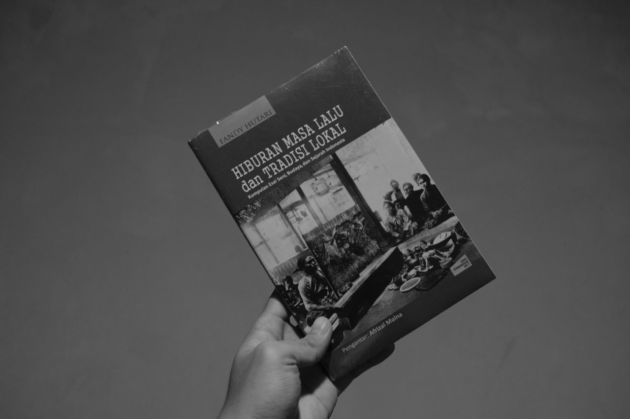 Review Of Past Entertainment Books And Local Traditions - Recognizing National Culture