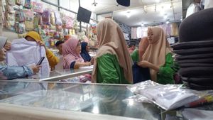 Liburan Sekolah Akan Berakhir, Pedagang Seragam di Pasar Ciputat Kebanjiran Pembeli