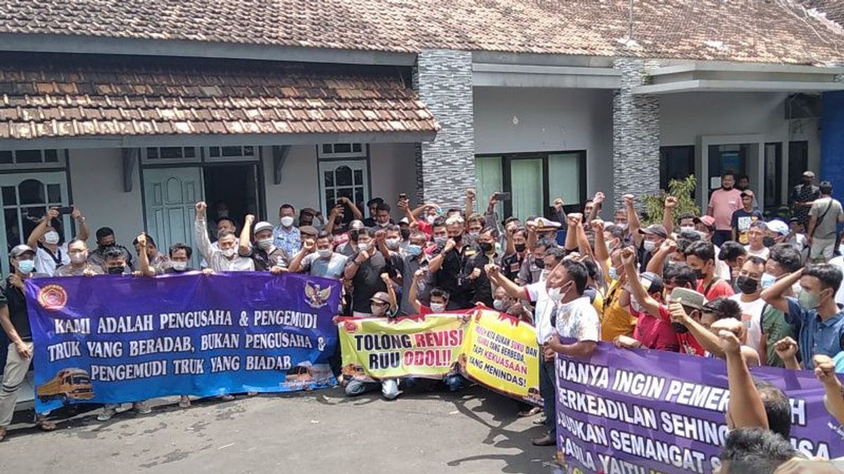 携带海报"我们是企业家和文明的卡车司机"，Kudus Demo的数百名司机拒绝ODOL卡车禁令