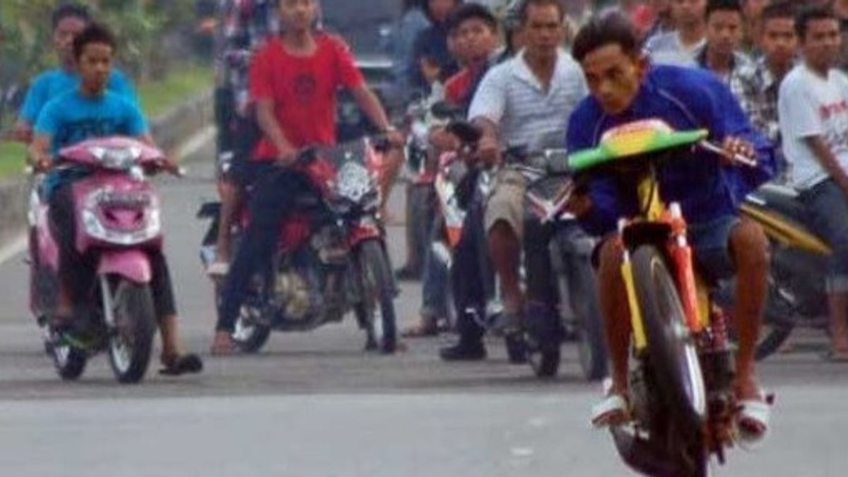 25辆摩托车参与狂野赛车果酱Ngabuburit斋月2022由Agam Sumbar警察运输