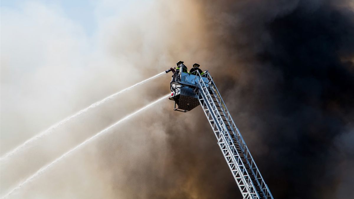 テヘラン近郊のショッピングモールで火災、8人死亡