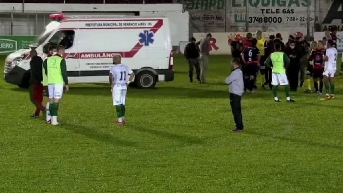 Répugnant! Un Arbitre De Deuxième Division Brésilienne S’effondre Après Avoir été Frappé à La Tête Par Un Joueur, Emmené En Ambulance à L’hôpital