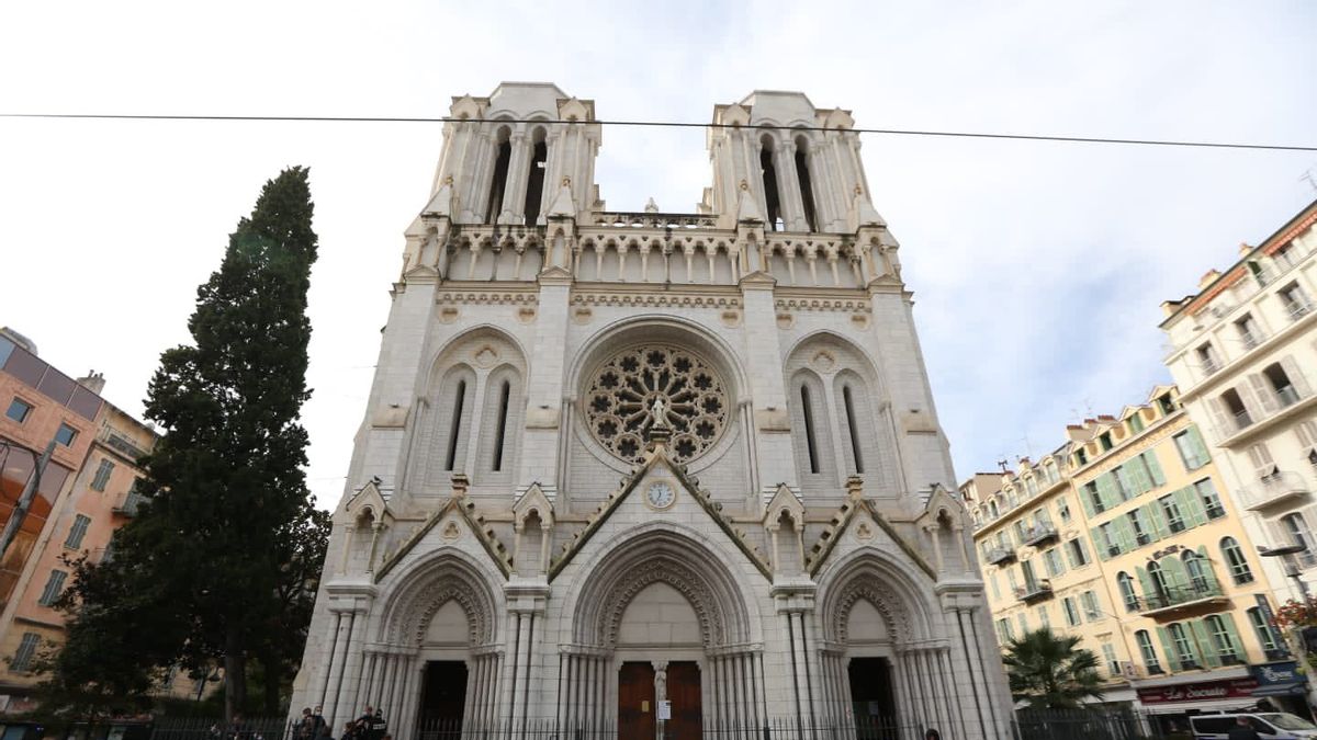 法国在圣母院恐怖事件后加强安全