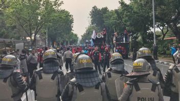 Demo Tuntut Kenaikan Upah di Balai Kota DKI Dibubarkan Paksa Polisi Usai Pagar Dijebol