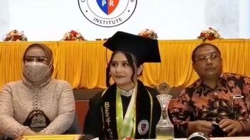 Prilly Latuconsina Jadi Lulusan Terbaik di London School of Public Relation