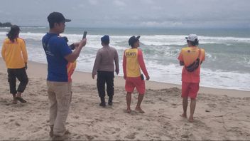 ポンドク・ゲデ・ベカシからの観光客がシャンティールビーチレバクで溺れている