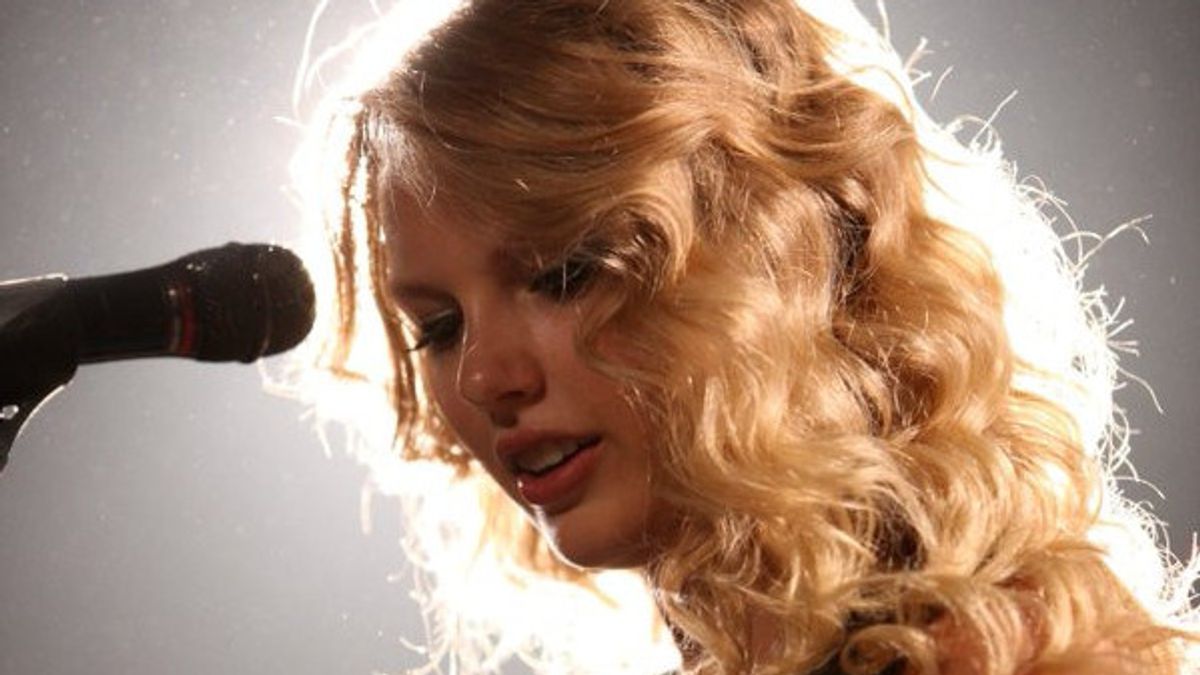 In Less Than One Year, Taylor Swift's 3 Albums Topped The Billboard Music Charts