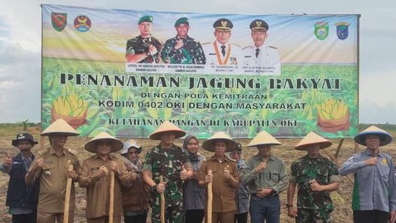 Prajurit Kodim 0402/OKI Ajak Masyarakat Menanam Jagung di Lahan Rawan Karhutla