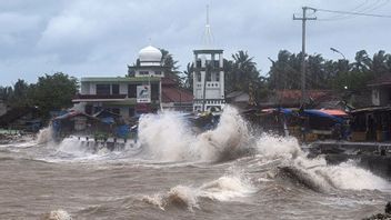 インドラマユの21軒の家がパサンの波で大きな被害を受け、ラタスが土地に率直