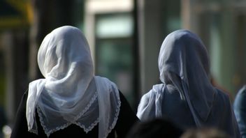 承认错误义务非穆斯林学生在 Hijabs， Smkn 2 巴东校长道歉
