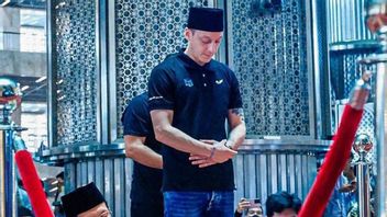 Turkish Media Reports Mesut Ozil Doing Friday Prayer At Istiqlal Mosque