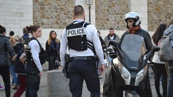 裁判所が「憎しみへの扇動」のために国外追放を承認した後に逃げる、この男はフランス警察によって指名手配されている