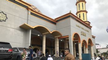 Hanya Beralaskan Koran dan Sempat Diguyur Hujan, Warga Ambon di Masjid Raya Al-Fatah Tetap Khusyuk Salat Iduladha