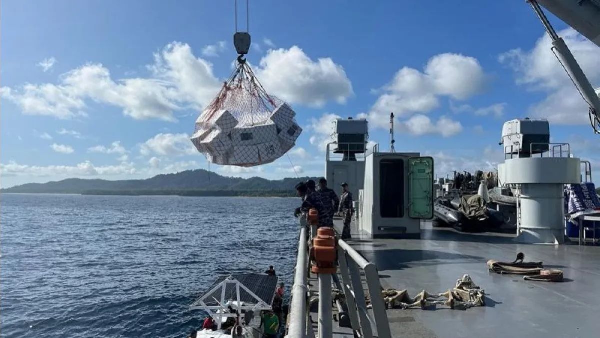 Government Builds Outermost Island in Bengkulu, TNI AD Deploys Building Material Transport Ship