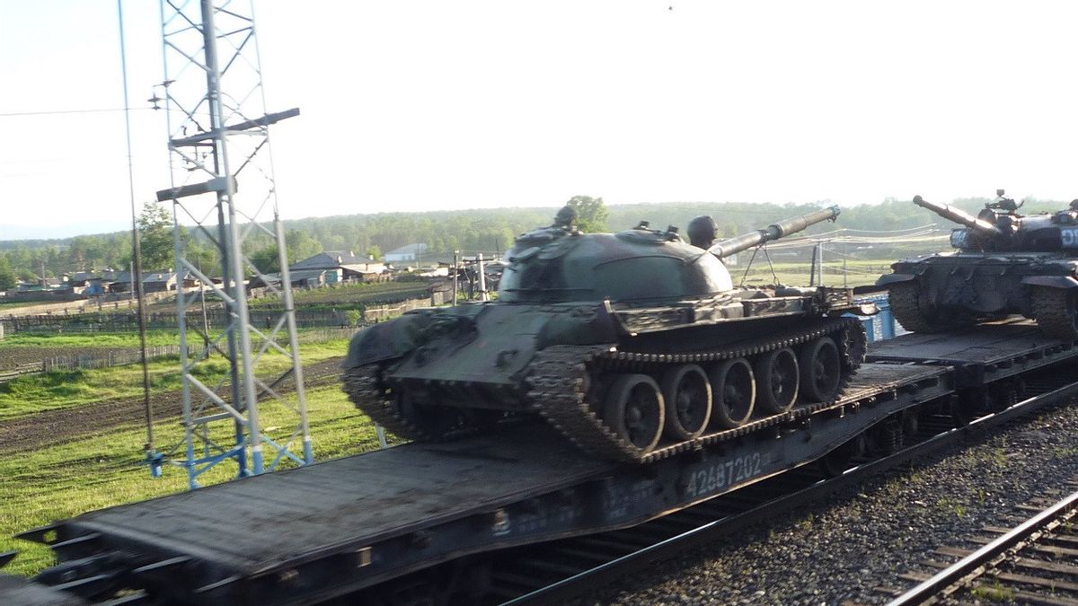 俄罗斯在乌克兰不堪重负：军队士气低下，部署60年历史的坦克和苏联时代的火炮到前线