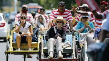 法国游轮旅游拉佩罗兹乘坐人力车游览普罗博林戈市