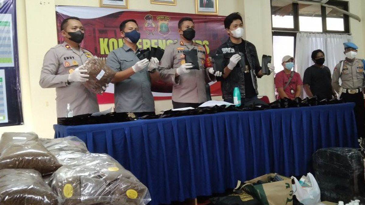 Polisi Tangkap Wanita Pembuat Tembakau Sintetis di Cisauk, Barbuk 37 Kg Disita