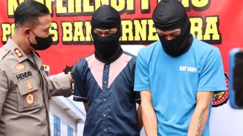 اعتقل, مثلي الجنس زوجين في Banjarnegara قادرة على شراء دراجة نارية فاريو من بيع المحتوى الاباحية على وسائل الاعلام الاجتماعية