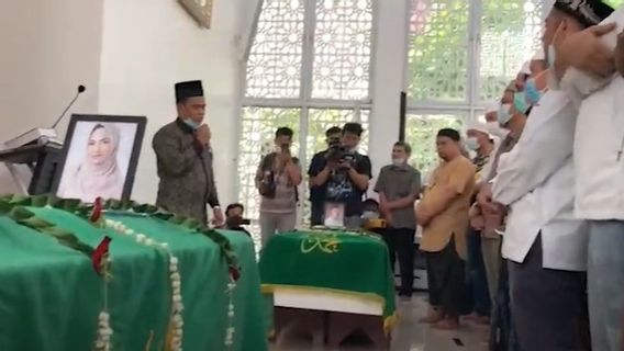 Di Antara Jenazah Anak dan Menantu, Mertua Vanessa Angel Tak Bisa Menahan Tangis 