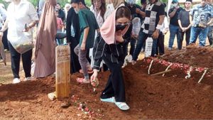 Isak Tangis Iringi Pemakaman Aktor Iqbal Pakulu di TPU Menteng Pulo