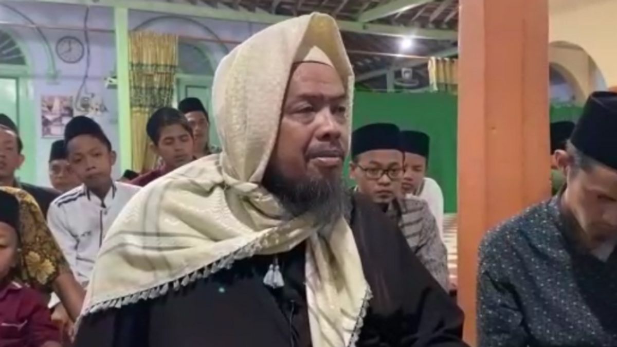 Warga Ikuti Salat Tarawih Cepat di Pesantren Mambaul Hikam Blitar