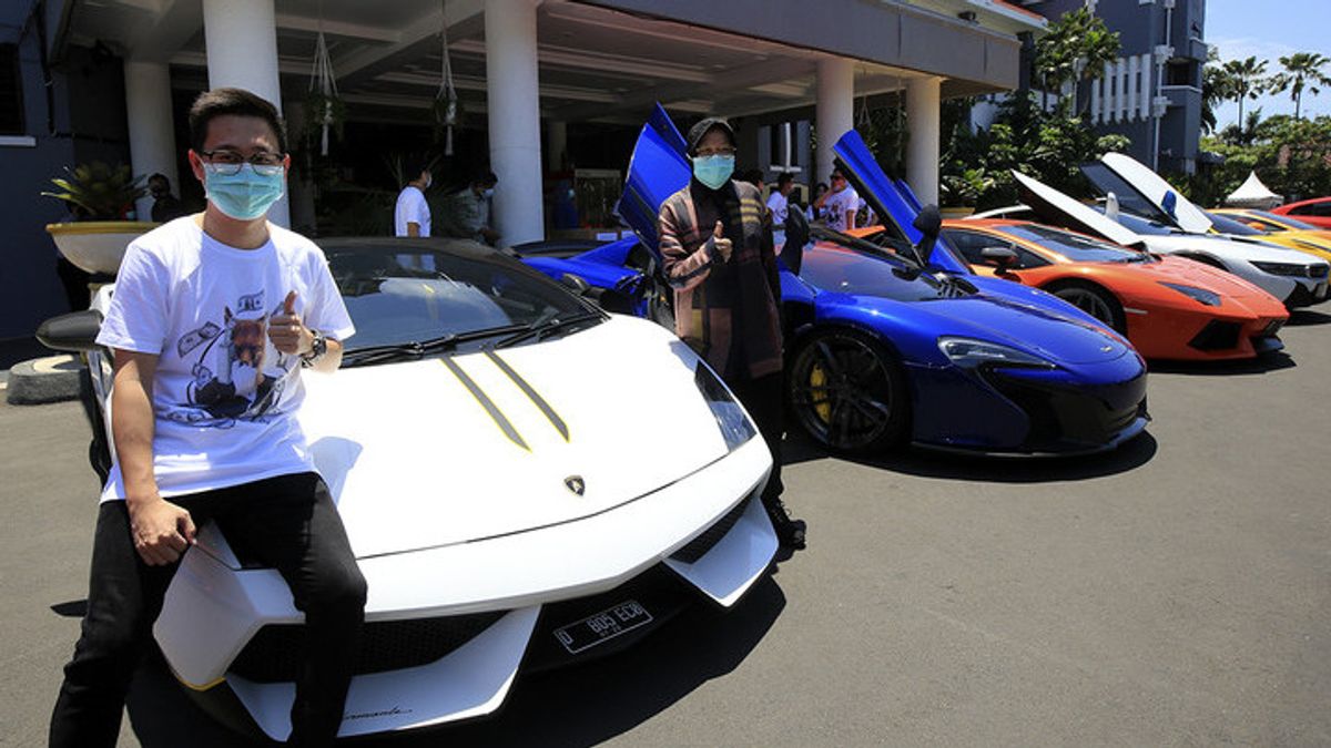 Bring Lamborghini To Bu Risma's House, Crazy Rich Surabaya Provides Health Assistance