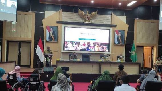 PT PII Salurkan Bantuan Kursi Roda kepada Penyandang Disabilitas di Sumsel