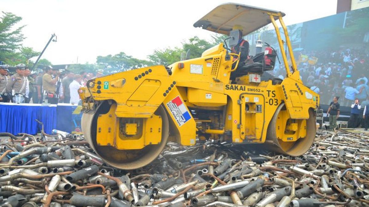 من أجل السلام في جاوة الغربية ، جيلاس الشرطة الآلاف من المكبرات الصوتية