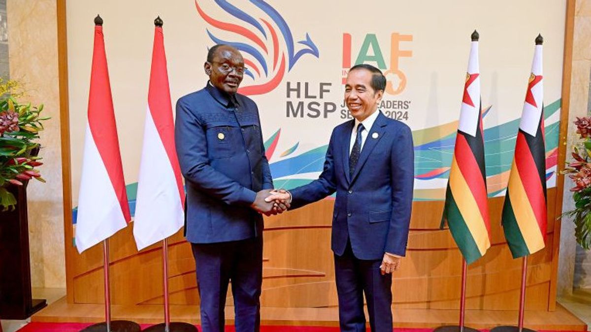 Jokowi discute de négociations minières avec le vice-président zimbabwéen lors du sommet de la IAF à Bali