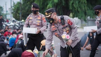 Distributing Roses And Food To Labor Demo, Karawang Police Chief Reaps Praise From Warganet