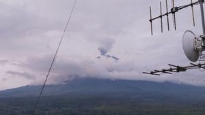 スメル山は800メートルの噴火高さで再噴火する