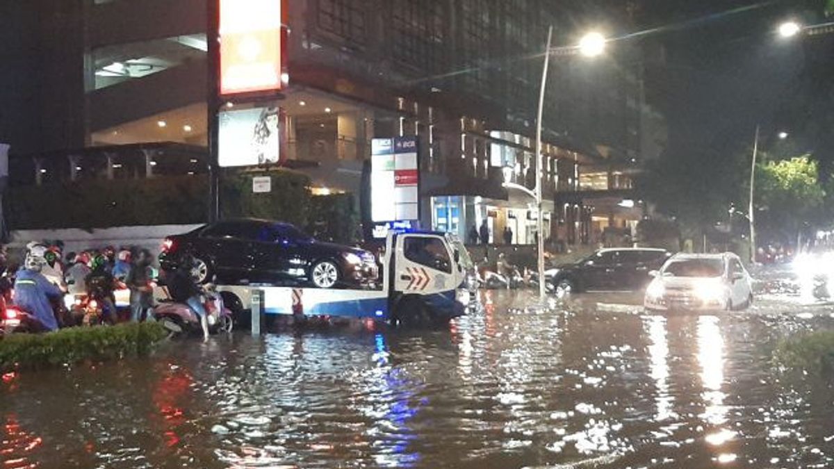 Banjir di Kemang Raya Belum Juga Bersih Meski Mobil-mobil Penyedot Air Sudah Diterjunkan