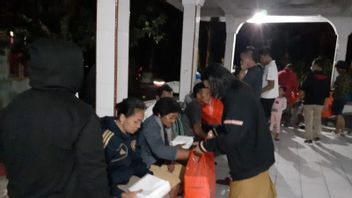 318 ضحايا الفيضانات والانهيارات الأرضية في سياو، شمال سولاويزي ملجأ إلى مبنى الكنيسة
