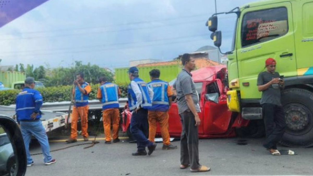 ‘Braaakkk’ 4 Mobil Dihantam Truk dari Belakang di Tol Jakarta-Tangerang