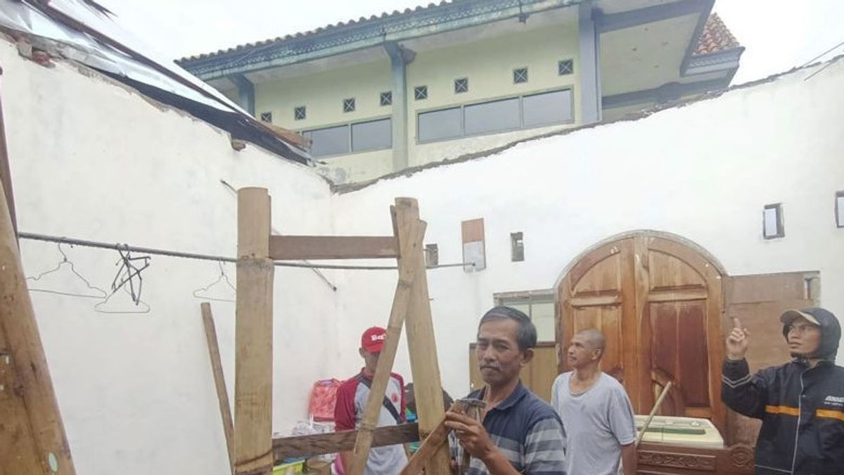Strong Winds Hit Batu City, A Number Of Houses Were Damaged