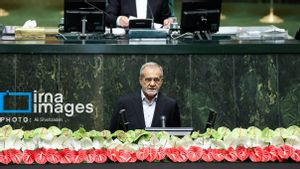 議会では、イランの新大統領が「アメリカ死、イスラエル死」と叫んだ。