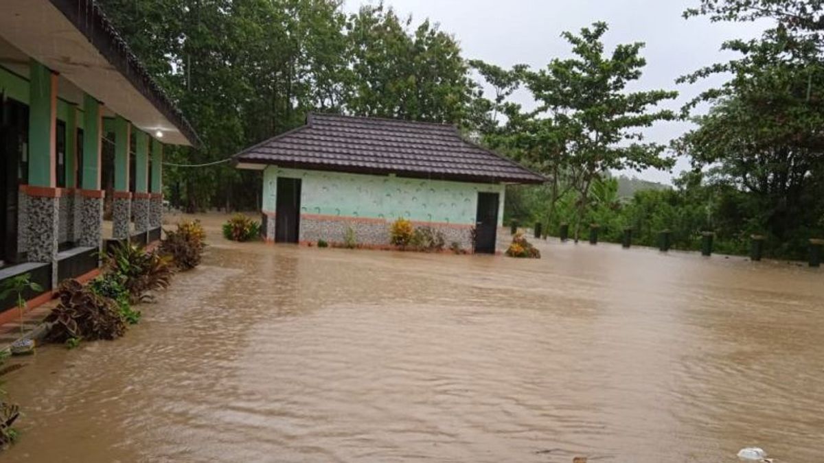 Sekolah di Sukabumi Terendam Banjir Akibat Meluapnya Sungai Cimapag