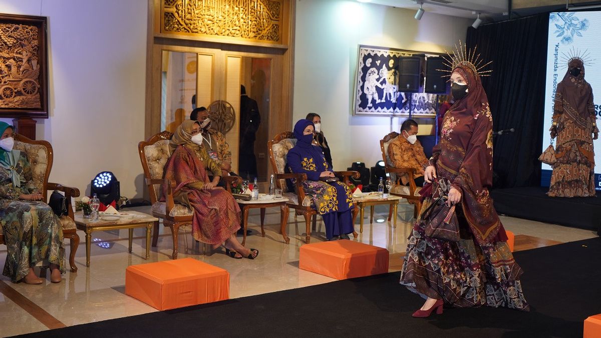 سحر كاراو تفاصيل التطريز إلى الحجاب العرقي يجذب السيدة الأولى من تركيا